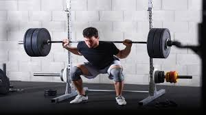 पावरलिफ्टिंग में 'बेल्ट' और 'नी-रैप्स' (Knee Wraps) का अत्यधिक उपयोग आपकी प्राकृतिक ताकत को कैसे घटाता है?