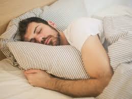 पेट के बल सोना (Stomach Sleeping) उल्टा सोने के नुकसान और इसका रीढ़ की हड्डी पर प्रभाव।