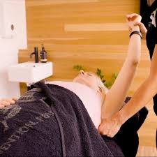 पेरिमेनोपॉज (Perimenopause) के दौरान अचानक होने वाले 'फ्रोजन शोल्डर' का हार्मोनल कनेक्शन
