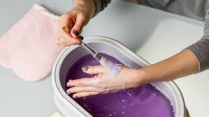 पैराफिन वैक्स बाथ (Wax Bath) गठिया में हाथों की उंगलियों की जकड़न के लिए गर्म मोम की जादुई सिकाई।
