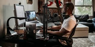 पॉडकास्टर्स (Podcasters) के लिए घंटों एक ही पोजीशन में बैठकर बोलने से होने वाले गर्दन के तनाव का इलाज