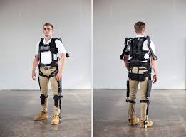 फिजियोथेरेपी का भविष्य: 'वियरेबल रोबोटिक्स' (Exoskeletons) लकवाग्रस्त मरीजों को दोबारा कैसे चलाएंगे?