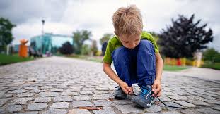 बच्चों में 'डिस्प्रैक्सिया' (Dyspraxia): शर्ट के बटन बंद करने या जूते के फीते बांधने में कठिनाई (Fine Motor Skills) का इलाज