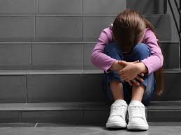 बाल शोषण की पहचान (Child Abuse): क्या बच्चों की अजीबोगरीब चोटों (Fractures) को देखकर एक फिजियोथेरेपिस्ट अलर्ट हो सकता है?