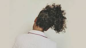 बालों का जूड़ा (Top Knot) सिर के ऊपर टाइट पोनीटेल बनाने से सर्वाइकल का दर्द और सिरदर्द।