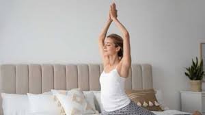 बिस्तर से उठना (Log Roll) सुबह उठते ही कमर में झटका न लगे, इसके लिए बिस्तर से सही तरीके से कैसे उठें।