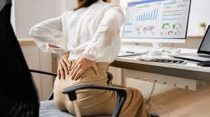 बैंक कर्मचारी डेस्क जॉब के कारण हिप फ्लेक्सर (Hip Flexor) के छोटे होने की समस्या।