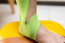 मैच के बीच में टखने की मोच (Ankle Sprain) आने पर तुरंत 'टेपिंग' (Taping) करके वापस कैसे खेलें?