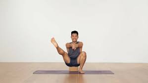 योग ब्लॉक (Yoga Blocks) का उपयोग फिजियोथेरेपी रिहैब में योगा उपकरणों का इस्तेमाल।