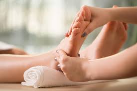 रिफ्लेक्सोलॉजी (Reflexology) पैरों के तलवों की मालिश से पूरे शरीर के दर्द का इलाज।