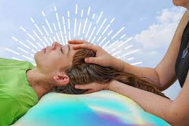 रेकी (Reiki) और दर्द दर्द कम करने में ऊर्जा चिकित्सा और मानसिक शांति का प्रभाव।