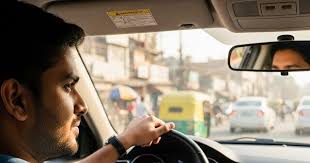 रोड ट्रिप (Road Trip) कार चलाते समय 'ड्राइविंग फटीग' (Driving Fatigue) से बचने के लिए हर 2 घंटे में स्ट्रेचिंग स्टॉप्स।