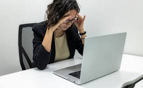 वर्कप्लेस स्ट्रेस (Workplace Stress) ऑफिस में बॉस या काम के प्रेशर (तनाव) के कारण गर्दन और कंधों में अकड़न क्यों होती है
