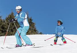 विंटर स्पोर्ट्स बर्फ पर स्कीइंग (Skiing) या आइस स्केटिंग करने से पहले इंजरी प्रिवेंशन (चोट से बचाव) टिप्स।