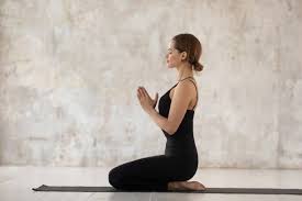 वीरासन (Hero Pose) घुटने के लचीलेपन के लिए (किसे यह नहीं करना चाहिए)।