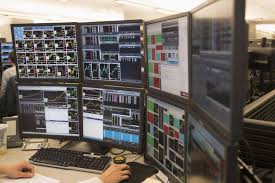 शेयर बाजार के ट्रेडर्स (Day Traders) के लिए मल्टीपल स्क्रीन सेटअप का एर्गोनॉमिक असेसमेंट