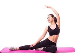 सर्दियों की सुबह की अकड़न (Morning Stiffness) दूर करने का 5 मिनट का 'बेड-स्ट्रेचिंग रूटीन'