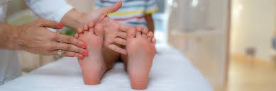 सेवर डिजीज' (Sever's Disease): 8 से 14 साल के बच्चों की एड़ी का दर्द, जो हड्डी के विकास के दौरान होता है