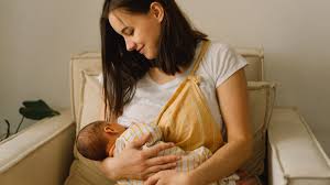 स्तनपान (Breastfeeding) कराते समय नई माताओं की गर्दन और मिड-बैक के दर्द का एर्गोनॉमिक समाधान