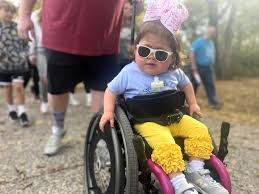 स्पाइना बिफिडा (Spina Bifida) बच्चों को व्हीलचेयर और कैलीपर्स के साथ चलने की ट्रेनिंग।
