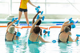 स्विमिंग बनाम एक्वा थेरेपी तैरना (Swimming) और पानी में फिजियो व्यायाम करने में क्या अंतर है
