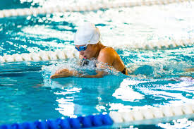 स्विमिंग ब्रेस्टस्ट्रोक (Breaststroke) करते समय घुटने के दर्द का कारण।