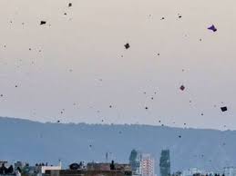 उत्तरायण (Kite Flying) और गर्दन पतंग उड़ाते समय लगातार ऊपर देखने से होने वाले 'काइट फ्लायर्स नेक' का इलाज।