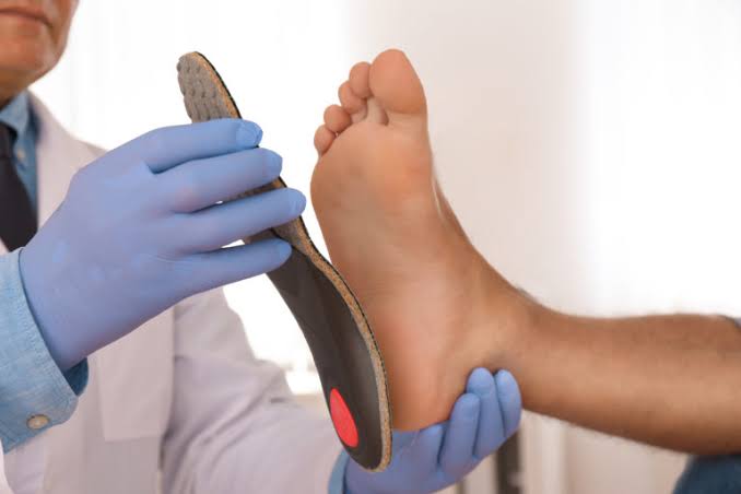 कस्टम ऑर्थोटिक्स (Custom Insoles) आपके पैरों के सांचे से बने खास इनसोल (Insoles) के क्लीनिकल फायदे।