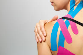 काइनेसियो टेपिंग (Kinesio Taping) रंग-बिरंगी पट्टियां खिलाड़ियों की चोट को कैसे सपोर्ट करती हैं।
