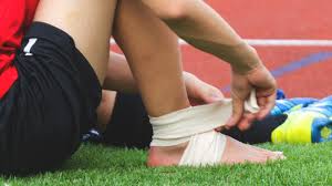 क्रेप बैंडेज (Crepe Bandage) टखने की मोच पर सूजन रोकने के लिए 'फिगर-ऑफ़-8' पट्टी बांधना।