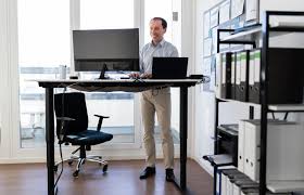 खड़े होने वाले डेस्क (Standing Desks) क्या पूरा दिन खड़े होकर काम करना सही है? खड़े रहने और बैठने का आदर्श अनुपात।