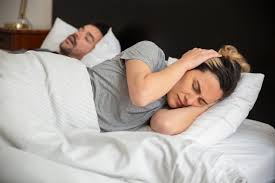 खर्राटे (Snoring) और सर्वाइकल क्या आपके तकिये की गलत ऊंचाई आपके खर्राटे और गर्दन दर्द बढ़ा रही है?