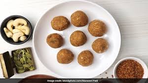 गोंद और मखाने के लड्डू डिलीवरी के बाद महिलाओं की रीढ़ की हड्डी मजबूत करने के पारंपरिक आहार।