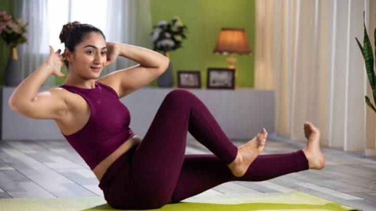 ग्लूट स्क्वीज़ कुर्सी पर बैठे हुए कमर दर्द रोकने के लिए कूल्हे की एक्सरसाइज।