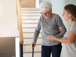 चलने की चाल (Gait Training) बुढ़ापे में छोटे-छोटे कदम रखकर घिसटकर चलने की आदत को फिजियो से कैसे सुधारें।