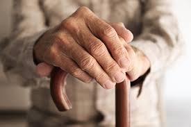 छड़ी (Walking Stick) का उपयोग अगर बाएं घुटने में दर्द है, तो छड़ी किस हाथ में पकड़नी चाहिए (सही या गलत)?