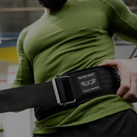जिम बेल्ट वेटलिफ्टिंग बेल्ट और नी-स्लीव्स (Knee Sleeves) पहनने का सही समय कब है?