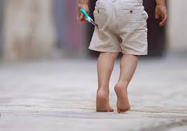 टो वॉकिंग (Toe Walking) अगर आपका बच्चा हमेशा पंजों के बल चलता है, तो यह सामान्य है या न्यूरोलॉजिकल समस्या?
