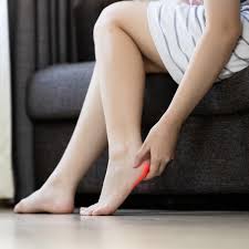 नंगे पैर मंदिर जाना नंगे पैर सीढ़ियां चढ़ने से एड़ी के दर्द (Plantar Fasciitis) से कैसे बचें।