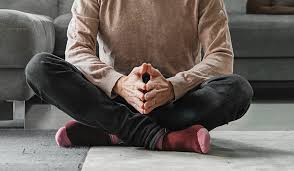 पालथी मारकर बैठना (Cross-legged Sitting) जमीन पर बैठना आपके घुटनों और कूल्हों के लिए अच्छा है या बुरा?