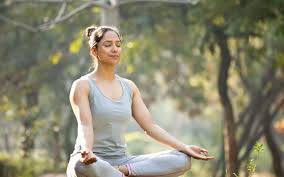 पीसीओएस (PCOS) और व्यायाम हार्मोनल संतुलन के लिए सही कार्डियो और स्ट्रेंथ ट्रेनिंग।