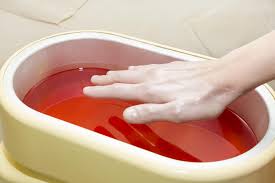 पेराफिन वैक्स बाथ (Wax Bath) रूमेटाइड अर्थराइटिस में हाथों की उंगलियों की भयंकर जकड़न के लिए गर्म मोम की सिकाई के लाभ।