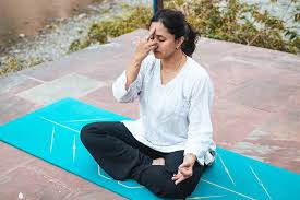 प्राणायाम (नाड़ी शोधन) गहरी सांसें दर्द की अनुभूति (Pain Perception) को दिमाग तक पहुँचने से कैसे रोकती हैं।