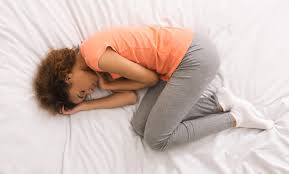 फेटल पोजीशन (Fetal Position) गर्भ में बच्चे की तरह सिकुड़कर सोने से कूल्हों और कंधों की जकड़न।