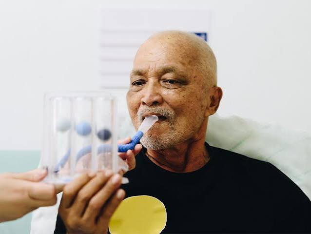 फेफड़ों की फिजियोथेरेपी बुजुर्गों के लिए स्पाइरोमीटर (Spirometer) का उपयोग करके फेफड़ों की क्षमता बढ़ाना।