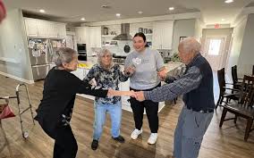 फॉल प्रिवेंशन (Fall Prevention) बुजुर्गों को घर में फिसलकर गिरने से बचाने के लिए 'सिंगल लेग स्टैंड' अभ्यास।