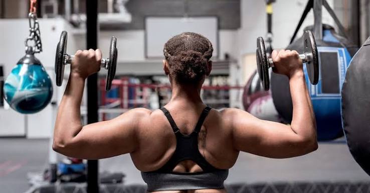 फ्री वेट्स बनाम मशीन जिम में मशीनों के बजाय डंबल/बार्बेल संतुलन (Stabilizer Muscles) के लिए क्यों बेहतर हैं?