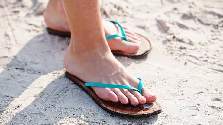 फ्लिप-फ्लॉप (चप्पल) के नुकसान पतली चप्पल पहनने से एड़ी (Plantar Fascia) पर पड़ने वाला अतिरिक्त दबाव।