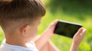 बच्चों में टेक्स्ट नेक (Text Neck) स्मार्टफोन और ऑनलाइन क्लास के कारण बच्चों की रीढ़ की हड्डी पर पड़ रहा दबाव।