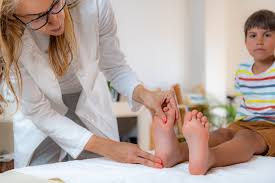 बाल चिकित्सा (Pediatrics) बच्चों में चपटे पैर (Flat Feet) की पहचान और सही आर्च सपोर्ट जूतों का चुनाव।